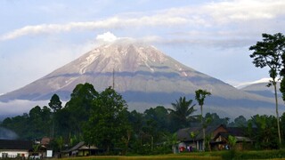 Εξερράγη το ηφαίστειο: Συναγερμός στο νησί Ιάβα της Ινδονησίας