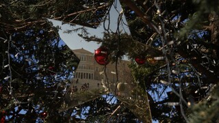 Χριστούγεννα 2021: Εντυπωσιακές εικόνες από την στολισμένη Αθήνα από ψηλά