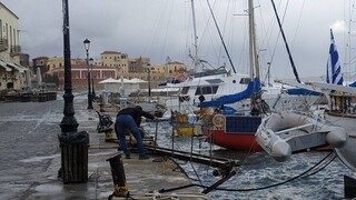 «Σάρωσε» η «Κάρμελ» την Κρήτη: Έπεσε μπαλκόνι στο Ηράκλειο - Προβλήματα σε αεροδρόμια και λιμάνια