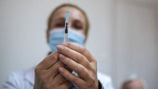 Εξαδάκτυλος: Ιατρικά αναγκαίος ο καθολικός υποχρεωτικός εμβολιασμός