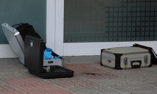 Καρέ - καρέ η επιχείρηση στο Περιστέρι μετά τον εντοπισμό χειροβομβίδας σε κατάστημα