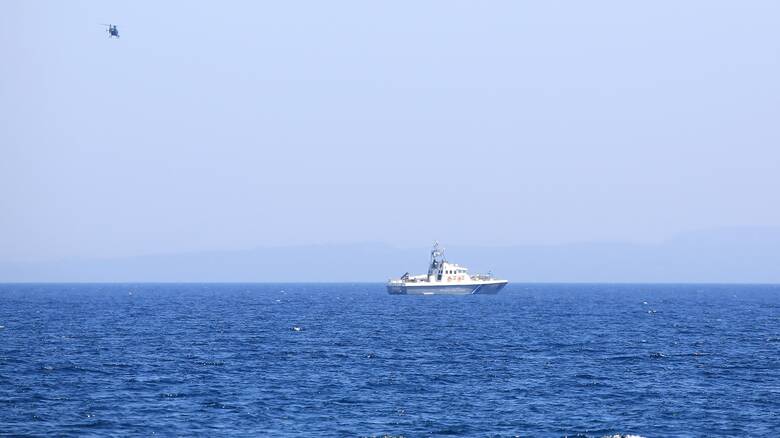 Μεγάλη επιχείρηση ανοιχτά της Φολεγάνδρου μετά από βύθιση σκάφους με μετανάστες
