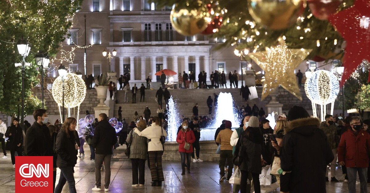 A night walk in Christmas Athens