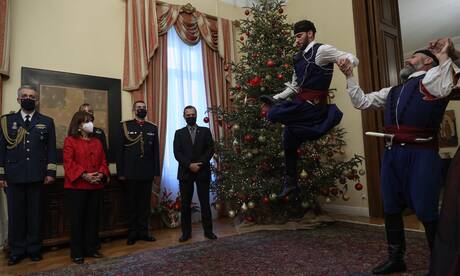 Χριστουγεννιάκια κάλαντα και χορευτικές φιγούρες στο Προεδρικό Μέγαρο