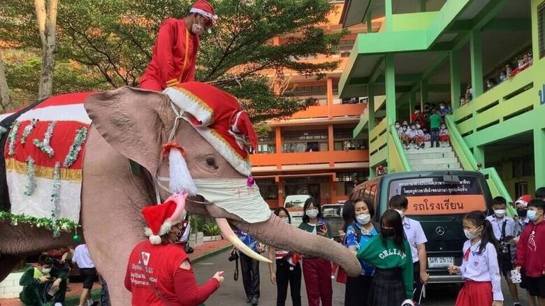 Ταϊλάνδη: Ελέφαντες ντύθηκαν Άγιοι Βασίληδες και μοίρασαν μάσκες και αντισηπτικά σε παιδιά