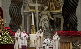 Εικόνες κατάνυξης στη λειτουργία της παραμονής των Χριστουγέννων στο Βατικανό