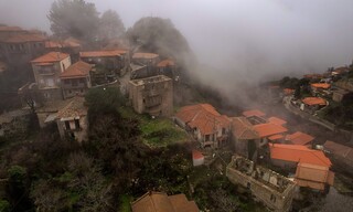 Στεμνίτσα: Το πετρόχτιστο χωριό που «κρέμεται» από το Μαίναλο