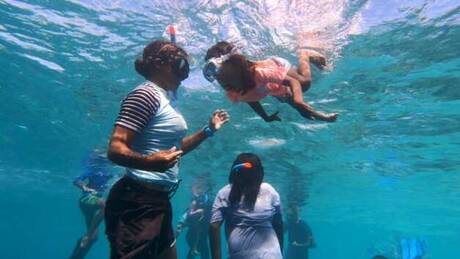 Μαλδίβες: Μια δύτης θέλει να σώσει τους ωκεανούς διδάσκοντας στα παιδιά καταδύσεις