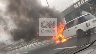 Συναγερμός στην Αθηνών-Λαμίας: Στις φλόγες αυτοκίνητο στο ύψος της Μεταμόρφωσης