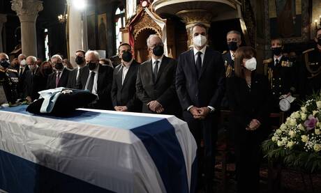 Κάρολος Παπούλιας: Ύστατο «χαίρε» από την πολιτική ηγεσία - Την Πέμπτη η ταφή στα Γιάννενα