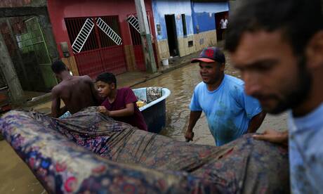 Βραζιλία: Απελπισμένοι οι κάτοικοι μετά τις καταστροφικές πλημμύρες