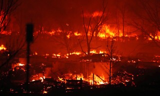 Στις φλόγες το Κολοράντο: Εκατοντάδες σπίτια κάηκαν - Ξηρασία και άνεμοι δυσκολεύουν την κατάσβεση