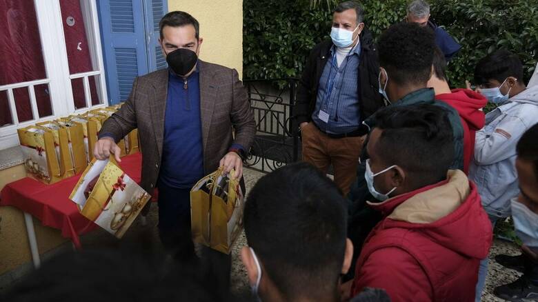 Σε δομή ανήλικων προσφυγόπουλων στο Χαλάνδρι μοίρασε δώρα ο Τσίπρας (pics)