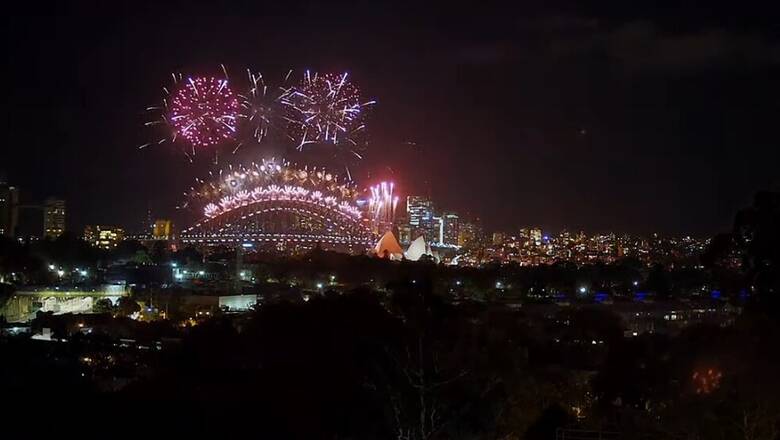 Πρωτοχρονιά 2022: H Aυστραλία υποδέχτηκε με πυροτεχνήματα τη νέα χρονιά