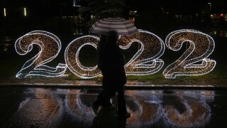 Ο κόσμος υποδέχεται το 2022: Με ελπίδα και προσμονή η έλευση του τρίτου έτους της πανδημίας