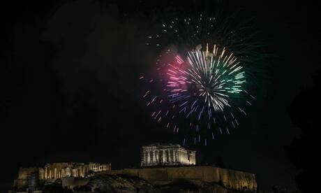 Πρωτοχρονιά: Φαντασμαγορικό θέαμα και εντυπωσιακές εικόνες από τα πυροτεχνήματα στην Αθήνα