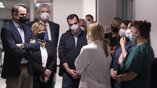 Στο «Σωτηρία» ο Μητσοτάκης: Σύντομα στην Ελλάδα τα νέα φάρμακα για τον κορωνοϊό