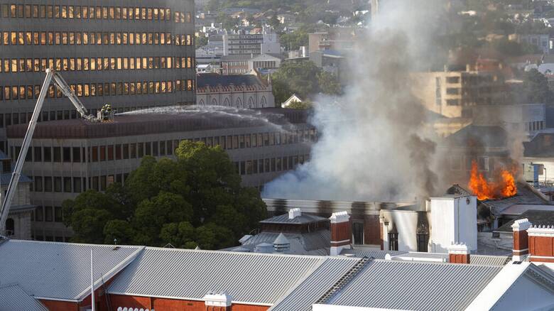 Πυρκαγιά στο κτήριο του Κοινοβουλίου της Νότιας Αφρικής