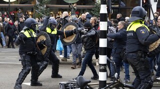 Κορωνοϊός - Ολλανδία: Συγκρούσεις με την αστυνομία σε διαδήλωση κατά του lockdown