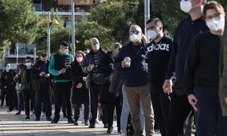 Ουρές για rapid test σε Αθήνα και Θεσσαλονίκη: Ξεπερνούσε τη μια ώρα η αναμονή