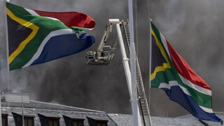 Συνελήφθη 49χρονος για τη φωτιά στο κοινοβούλιο της Νότιας Αφρικής