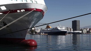 Πτώση οχήματος στο λιμάνι του Πειραιά - Καλά στην υγεία τους οι επιβαίνοντες
