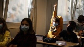 Κορωνοϊός - Γαλλία: Επέστρεψαν στα σχολεία οι μαθητές - Με τρία κρούσματα κλείνει το τμήμα