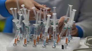 Μετάλλαξη Όμικρον: «Μόνο ο εμβολιασμός δεν αρκεί» δηλώνουν επιστήμονες στο British Medical Journal