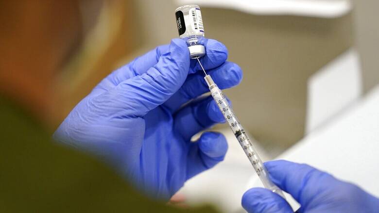 Μετάλλαξη Όμικρον: Τι ισχύει για τον εμβολιασμό κάποιου που έχει έρθει σε επαφή με κρούσμα