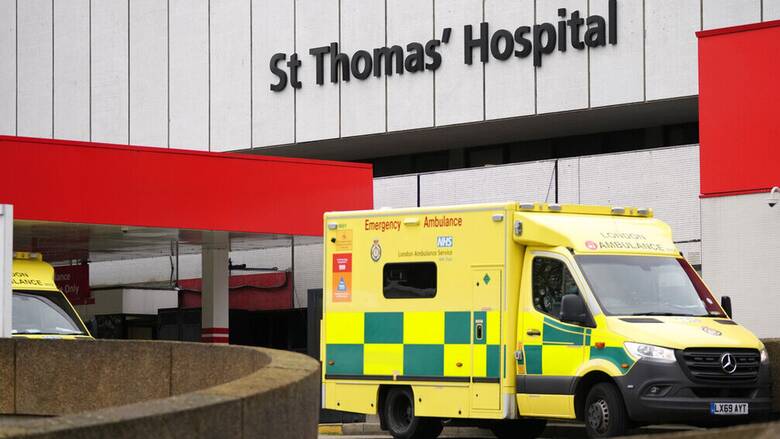Μετάλλαξη Όμικρον - Βρετανία: Θα δοκιμαστούν τα νοσοκομεία τις επόμενες δύο εβδομάδες