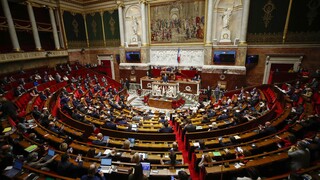 Κορωνοϊός - Γαλλία: Κομφούζιο στη Βουλή για το πιστοποιητικό εμβολιασμού