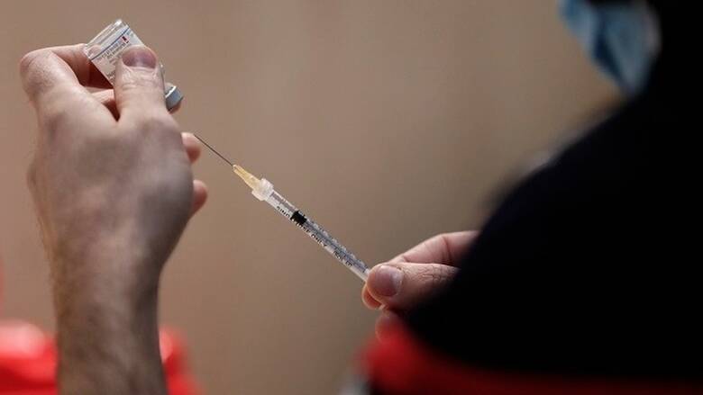 Δημιουργός εμβολίου AstraZeneca: «Δεν μπορούμε να εμβολιάζουμε τον πλανήτη κάθε έξι μήνες»