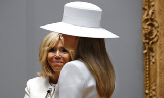 Η Μελάνια Τραμπ πουλάει το εμβληματικό καπέλο που φορούσε στην επίσκεψη του ζεύγους Μακρόν