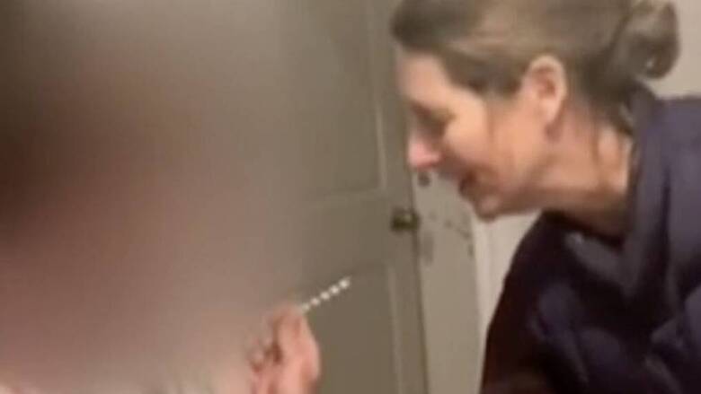 Νέα Υόρκη: Καθηγήτρια συνελήφθη επειδή εμβολίασε 17χρονο - Σε βίντεο η επικίνδυνη δόση