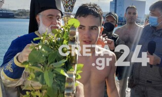 Θεοφάνεια: 16χρονος έπιασε τον Τίμιο Σταύρο στο Ηράκλειο Κρήτης