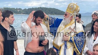 Θεοφάνεια στην Κέρκυρα: Για αρκετά λεπτά στα παγωμένα νερά οι κολυμβητές για να βρουν τον Σταυρό