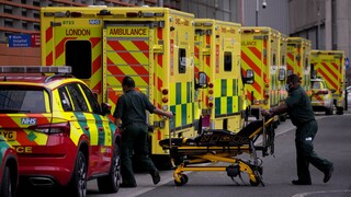 Κορωνοϊός - Βρετανία: Κρίση προσωπικού στα νοσοκομεία - Δεκάδες χιλιάδες οι ελλείψεις