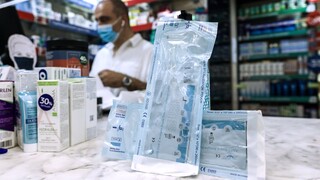Αδειάζουν τα φαρμακεία από self test - «Υπάρχει επαρκές απόθεμα», διαβεβαιώνει η κυβέρνηση