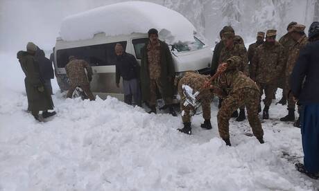 Πακιστάν: Πολλοί νεκροί λόγω χιονόπτωσης που εγκλώβισε οδηγούς στα αυτοκίνητά τους