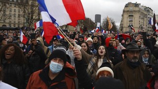 Γαλλία: Διαδηλώσεις αντιεμβολιαστών κατά Μακρόν - «Eμείς θα σε εκνευρίσουμε»