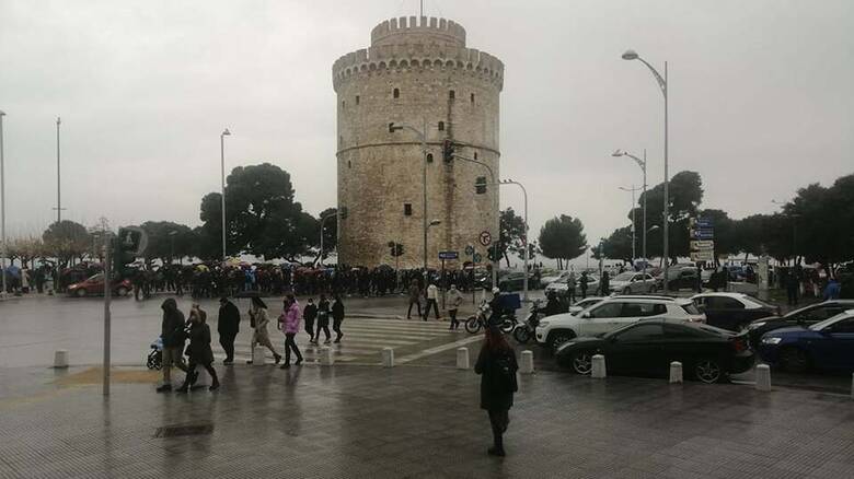 «Είμαστε όλοι Τζόκοβιτς»: Στο πλευρό του ανεμβολίαστου τενίστα αρνητές της Θεσσαλονίκης