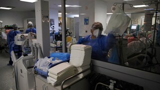 Στις συμπληγάδες «Όμικρον» και «Δέλτα» τα νοσοκομεία - Αύξηση κλινών covid και επιστρατεύσεις