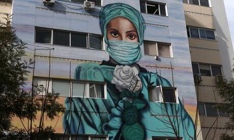 Το εντυπωσιακό γκράφιτι στο «Τζάνειο» νοσοκομείο προς τιμήν των υγειονομικών