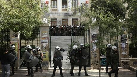Αστυνομική επιχείρηση στην ΑΣΟΕΕ: Άγνωστοι επιχειρούσαν να γκρεμίσουν τοίχο