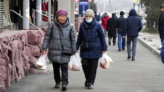 Καζακστάν: Ουρές για λίγο ψωμί και τεθωρακισμένα στους δρόμους