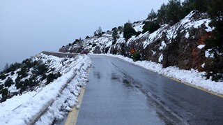 Η κακοκαιρία «Διομήδης» έφθασε στην Αττική: Πυκνό χιόνι στη Μαλακάσα