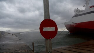 Κακοκαιρία «Διομήδης»: Σφοδροί άνεμοι έδεσαν τα πλοία στα λιμάνια - Ποια δρομολόγια δεν εκτελούνται