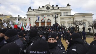Βουλγαρία: Αντιεμβολιαστές επιχείρησαν έφοδο στο Κοινοβούλιο