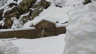 Κακοκαιρία «Διομήδης»: «Εξαφανίστηκαν» κάτω από το χιόνι ορεινά χωριά της Υπάτης