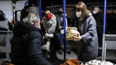 Σακελλαροπούλου: Μοίρασε φαγητό σε άστεγους στο λιμάνι του Πειραιά